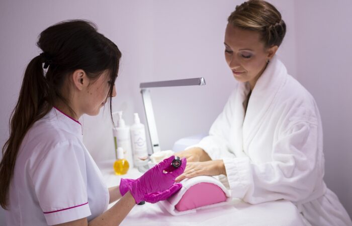 5_méthodes_efficaces_pour_enlever_votre_vernis_semi_permanent_sans_abîmer_vos_ongles